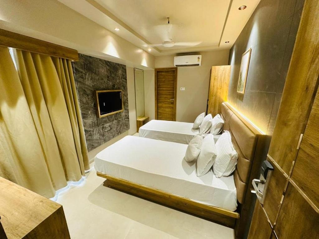 Deluxe Room at Hotel Amber Paramount