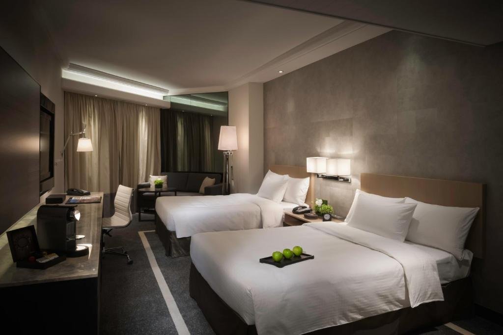 Deluxe Room at Gateway Hotel, Marco Polo