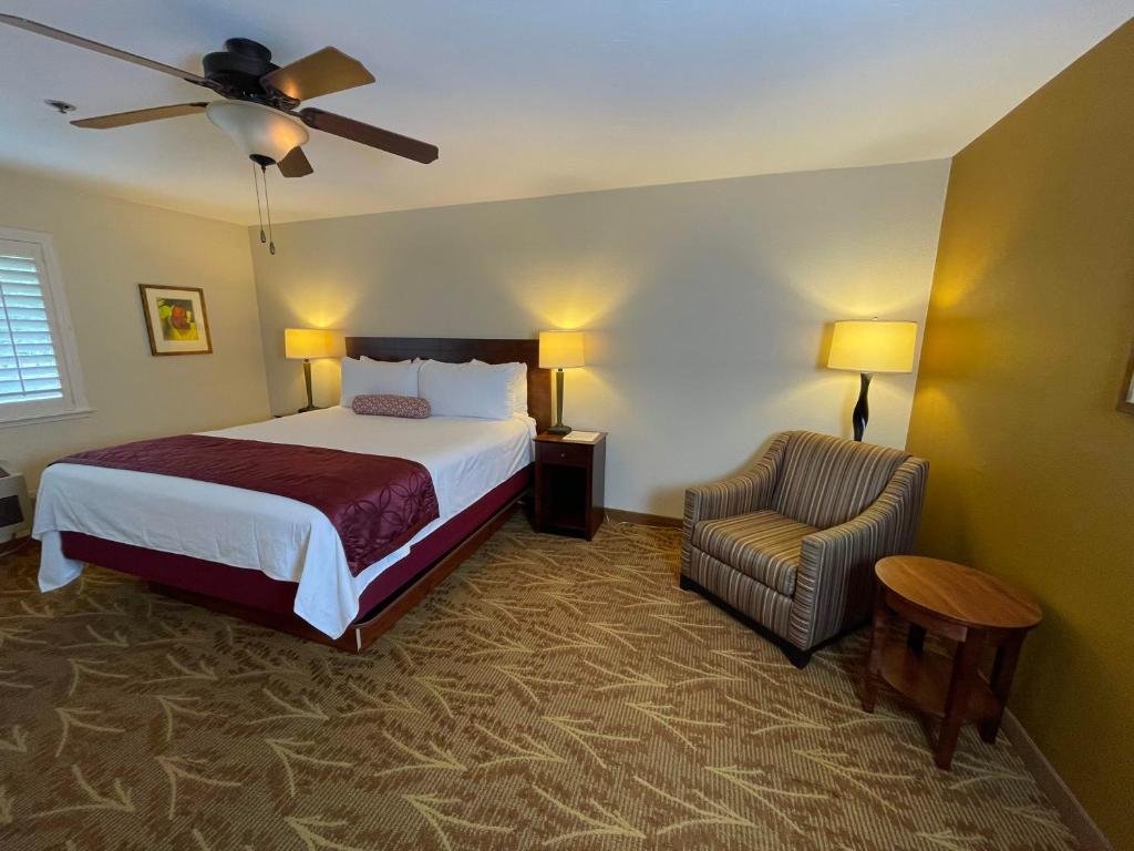 Guest Room at Governors Inn Hotel