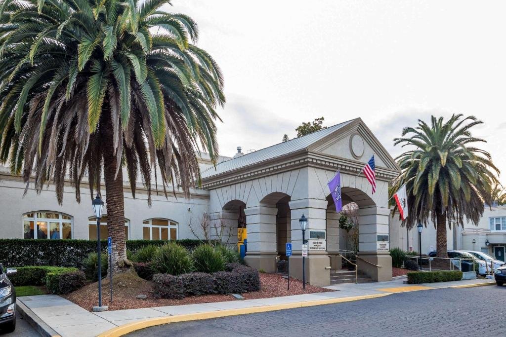 Lions Gate Hotel exterior view