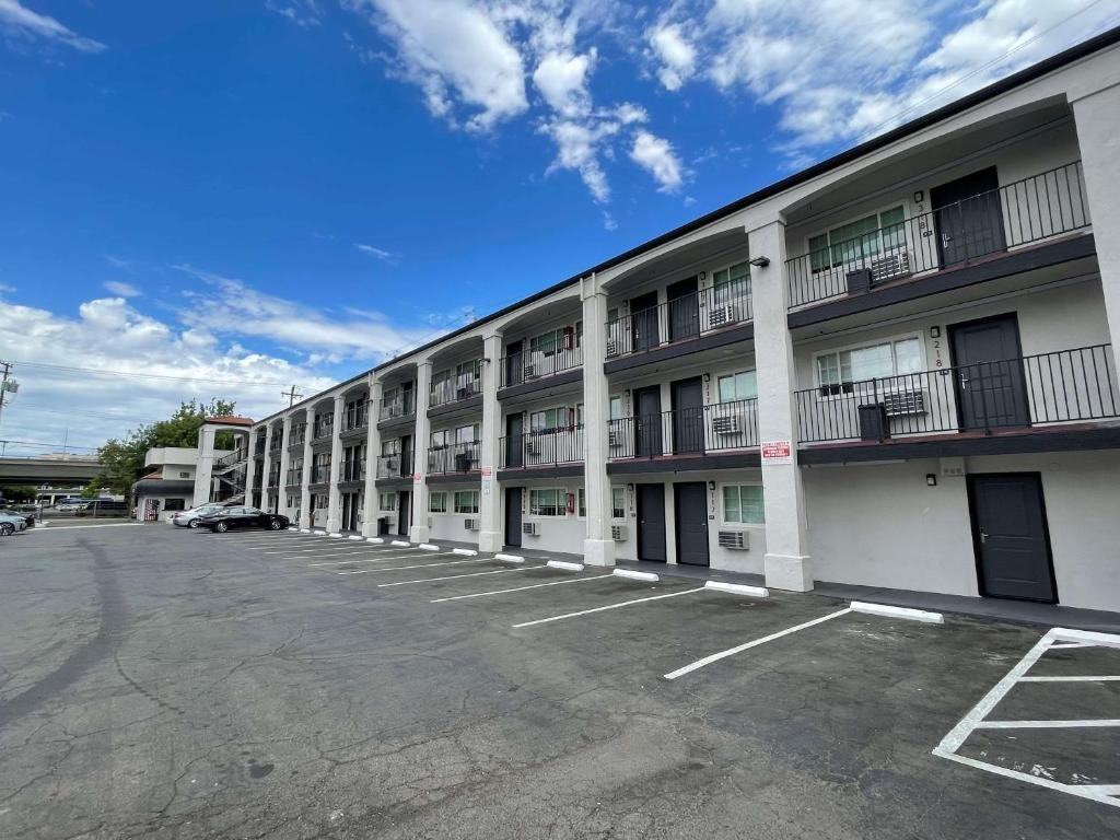 The Midtowner Hotel exterior view