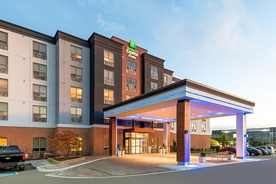 Holiday Inn Express Hotel & Suites Milton exterior view