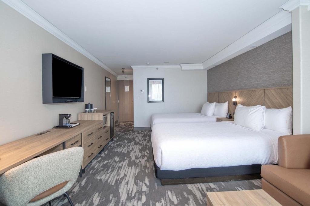 Standard Room at Sandman Signature Toronto Airport Hotel