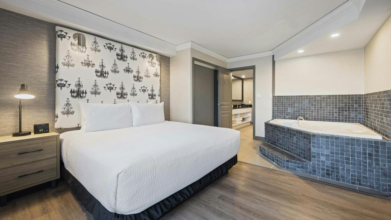 Executive Suite at Sandman Signature Toronto Airport Hotel