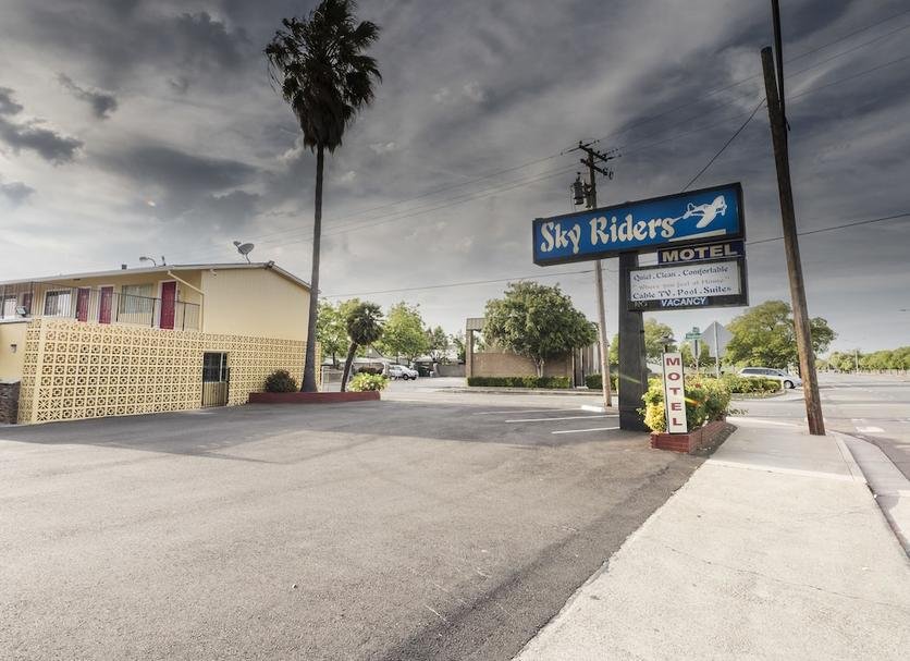 Sky Riders Motel exterior view